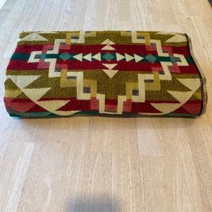 Gorgeous Alpaca soft blanket. New n…